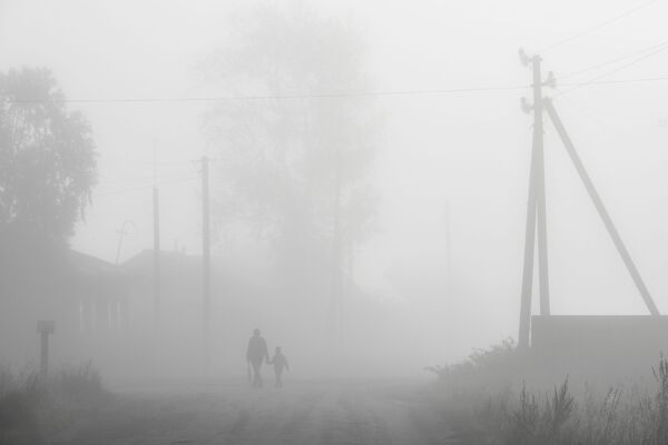 Прохожие во время тумана в селе Вьюны Новосибирской области - Sputnik Армения