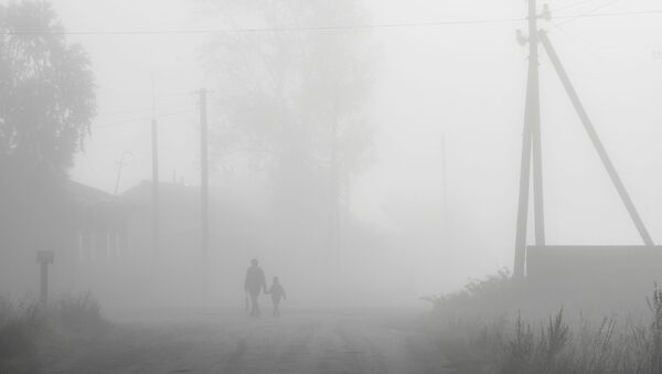 Прохожие в утреннем тумане в селе Вьюны Новосибирской области - Sputnik Արմենիա