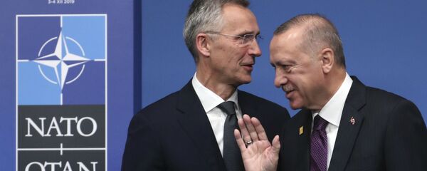 Генеральный секретарь НАТО Йенс Столтенберг (слева) и  президент Турции Реджеп Тайип Эрдоган во время встречи лидеров НАТО в отеле The Grove в Уотфорде (4 декабря 2019). Англия - Sputnik Армения
