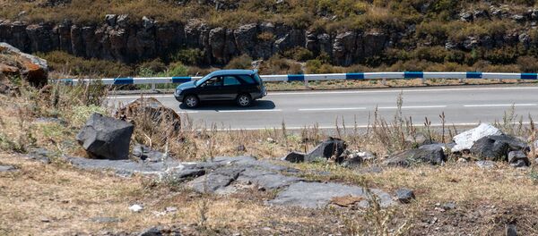 Внедорожник на трассе близ села Джрадзор Ширакской области - Sputnik Արմենիա