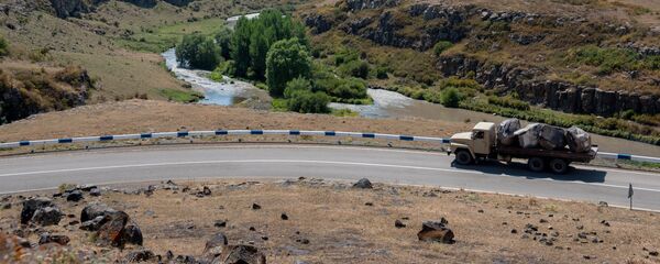 Загруженный камнем грузовой автомобиль на трассе H32 Загруженный камнем грузовой автомобиль на трассе H32 - Sputnik Армения