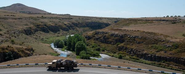 Загруженный камнем грузовой автомобиль на трассе H32 - Sputnik Արմենիա
