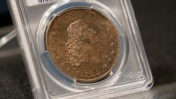 Редкий американский серебряный доллар 1794 года, считающийся одним из первых в истории чеканки, выставлен на всеобщее обозрение (6 августа 2020). Лас-Вегас - Sputnik Армения