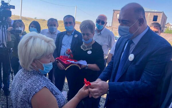 Мэр Гюмри Самвел Баласанян вручает ключи от новой социальной квартиры пострадавшим от природных катаклизмов гражданам (5 сентября 2020). Гюмри - Sputnik Армения