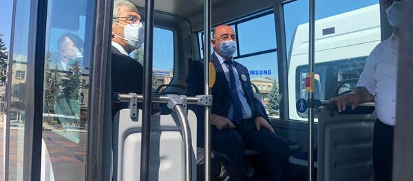 Мэр и вице-мэр Гюмри Самвел Баласанян и Рубен Саноян в новом микроавтобусе, приобретенным по субвенционной программе (5 сентября 2020). Гюмри Мэр и вице-мэр Гюмри Самвел Баласанян и Рубен Саноян в новом микроавтобусе, приобретенным по субвенционной программе (5 сентября 2020). Гюмри - Sputnik Армения