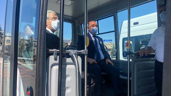 Мэр и вице-мэр Гюмри Самвел Баласанян и Рубен Саноян в новом микроавтобусе, приобретенным по субвенционной программе (5 сентября 2020). Гюмри - Sputnik Արմենիա
