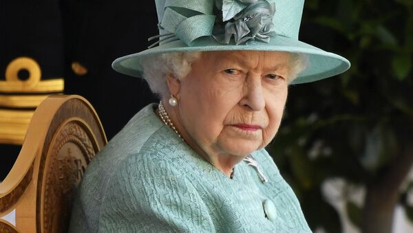 Королева Великобритании Елизавета II во время церемонии по случаю ее официального дня рождения в Виндзорском замке (13 июня 2020). Англия - Sputnik Армения