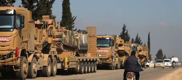 Колонна турецкой военной техники возле города Хазано в контролируемой повстанцами северной сельской местности сирийской провинции Идлиб (3 марта 2020). Сирия - Sputnik Армения
