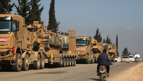 Колонна турецкой военной техники возле города Хазано в контролируемой повстанцами северной сельской местности сирийской провинции Идлиб (3 марта 2020). Сирия - Sputnik Армения