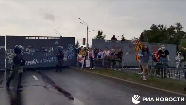 Силовики задерживают участников акции протеста около резиденции Лукашенко - Sputnik Արմենիա