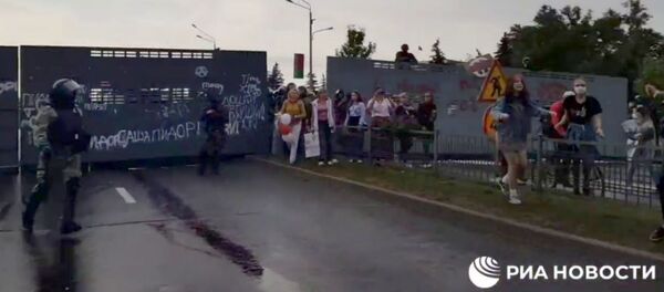 Силовики задерживают участников акции протеста около резиденции Лукашенко - Sputnik Արմենիա