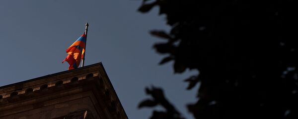 Флаг на башне Дома правительства Армении Флаг на башне Дома правительства Армении - Sputnik Արմենիա