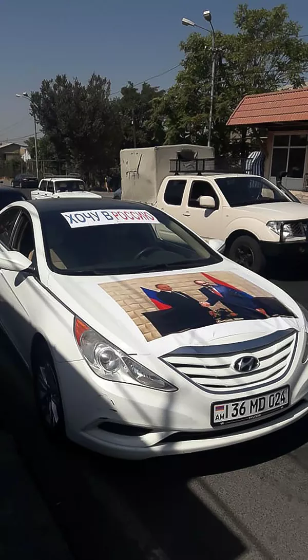 Хочу в Россию: граждане Армении в Ереване устроили автопробег и акцию протеста Хочу в Россию: граждане Армении в Ереване устроили автопробег и акцию протеста - Sputnik Армения