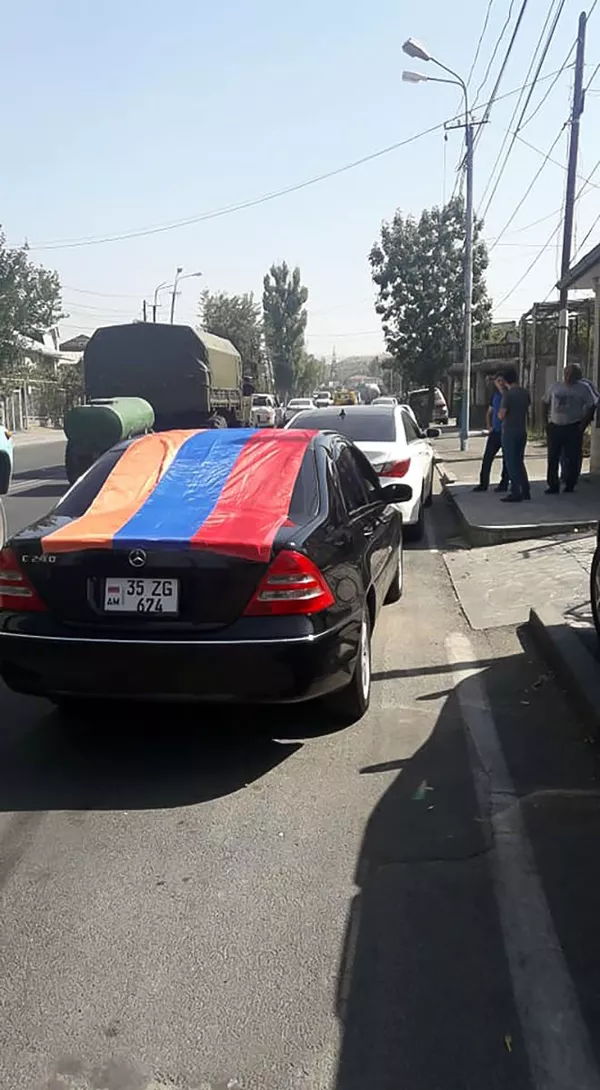 Хочу в Россию: граждане Армении в Ереване устроили автопробег и акцию протеста Хочу в Россию: граждане Армении в Ереване устроили автопробег и акцию протеста - Sputnik Армения