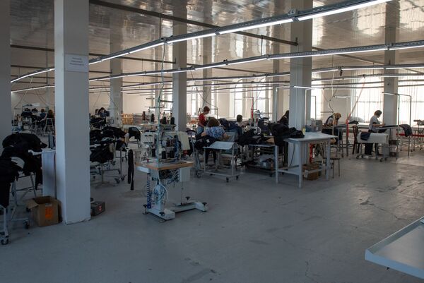 Фабрика по производству джинсов Zakaryan в Гюмри - Sputnik Армения