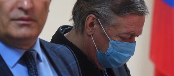 Актёр Михаил Ефремов (справа) и его адвокат Эльман Пашаев  - Sputnik Армения