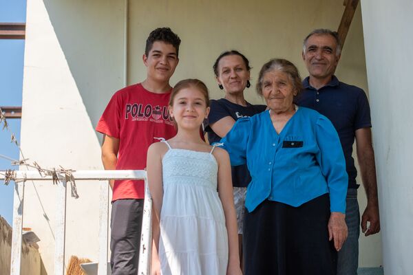 Այգեգործը նախարարից լավ է. արմավիրցի Երեմի 100 տեսակի աղջիկ-խաղողներն ու ինքնաշեն տրակտորը Այգեգործը նախարարից լավ է. արմավիրցի Երեմի 100 տեսակի աղջիկ-խաղողներն ու ինքնաշեն տրակտորը - Sputnik Արմենիա