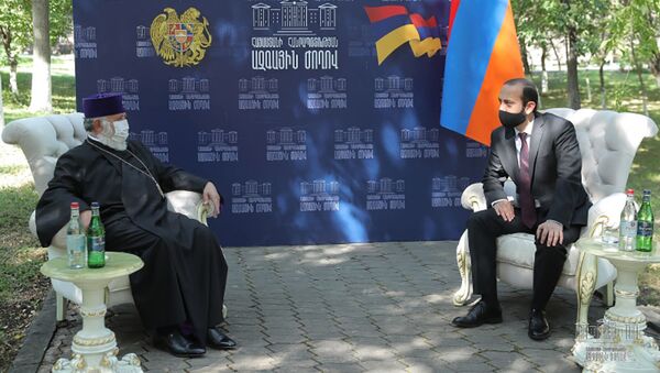Арарат Мирзоян встретился с Католикосом всех армян Гарегином II (8 сентября 2020). Еревaн - Sputnik Армения