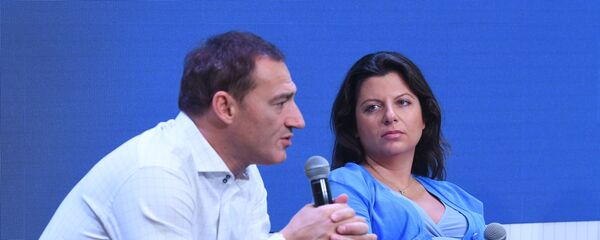 Главный редактор телеканала RT и МИА Россия сегодня Маргарита Симоньян и журналист Роман Бабаян на медиаконференции RT MEDIA TALK В зоне конфликта: риски и ответственность журналистов в Москве. - Sputnik Արմենիա