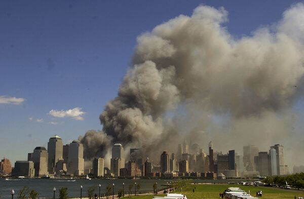 Башни Всемирного торгового центра в огне после теракта 11 сентября - Sputnik Армения