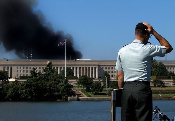  Сотрудник у здания Пентагона после теракта 11 сентября, США - Sputnik Армения