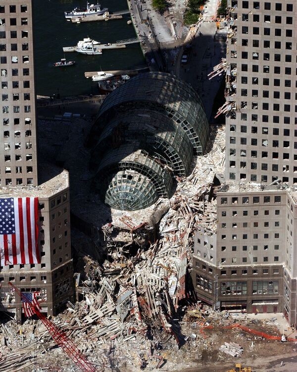 Кусок обрушившегося здания после атаки 9/11 в Нью-Йорке - Sputnik Армения