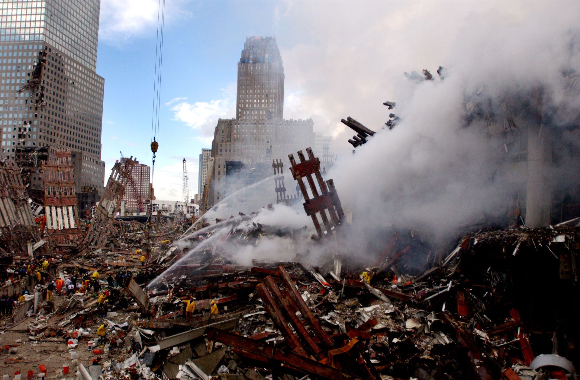 Тушение пожара на месте атакованного Всемирного торгового центра 11 сентября в Нью-Йорке - Sputnik Армения, 1920, 14.09.2021
