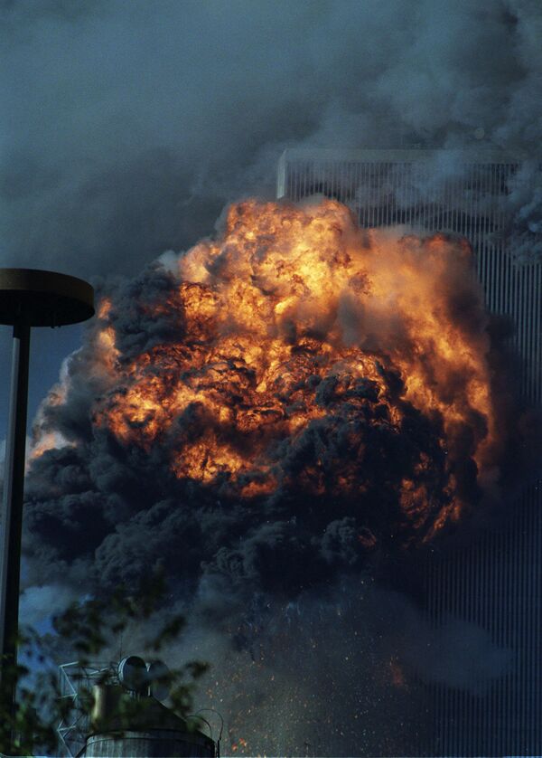  Южная башня Всемирного торгового центра в огне после теракта 11 сентября - Sputnik Армения