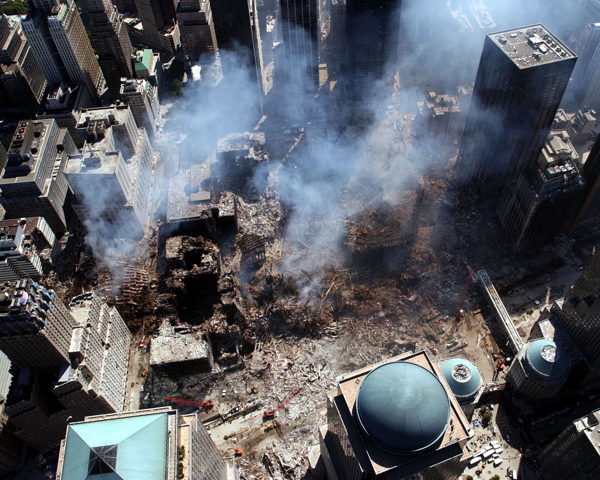 Вид сверху на разрушения на месте атакованного Всемирного торгового центра 11 сентября в Нью-Йорке - Sputnik Армения, 1920, 14.09.2021