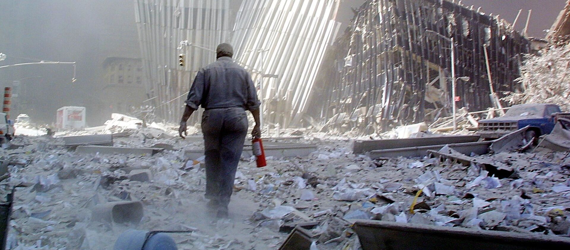 Мужчина с огнетушителем на месте атаки Всемирного торгового центра 11 сентября в Нью-Йорке - Sputnik Армения, 1920, 11.09.2020