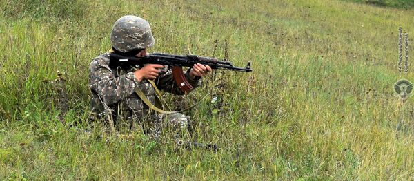 Армянский военнослужащий на тренировке по стрельбе Армянский военнослужащий на тренировке по стрельбе - Sputnik Армения