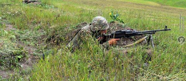 Армянский военнослужащий на тренировке по стрельбе - Sputnik Армения