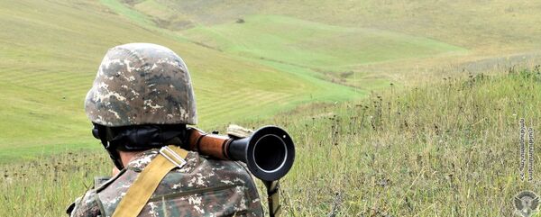Армянский военнослужащий на тренировке по стрельбе - Sputnik Армения