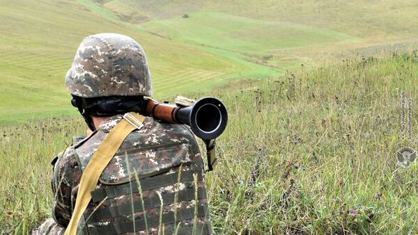 Армянский военнослужащий на тренировке по стрельбе - Sputnik Արմենիա