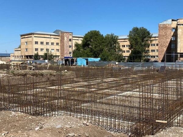 Арсен Торосян ознакомился со строительством медцентра в Мартуни - Sputnik Армения