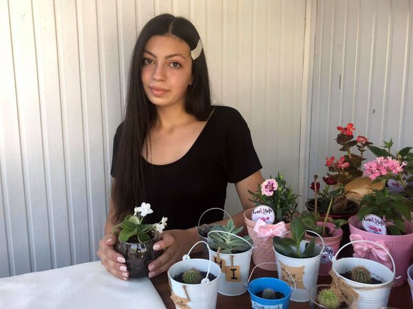 Цветы с сюрпризом: 17-летняя девушка из Гюмри открыла свой бизнес в период пандемии - Sputnik Армения