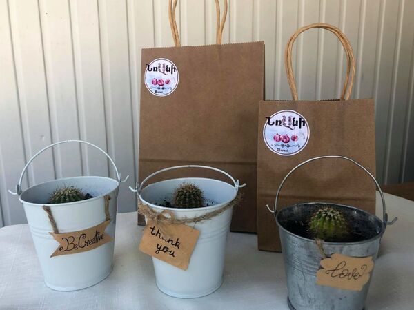 «Խոսող» ծաղիկներ Գյումրիից, կամ ինչպես 17-ամյա Անին բիզնես հիմնեց պանդեմիայի օրերին «Խոսող» ծաղիկներ Գյումրիից, կամ ինչպես 17-ամյա Անին բիզնես հիմնեց պանդեմիայի օրերին - Sputnik Արմենիա