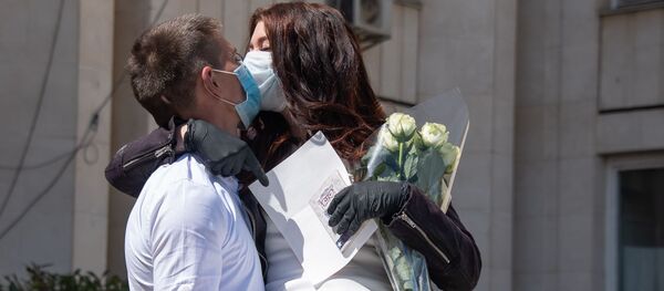 Пара целуется в масках - Sputnik Армения