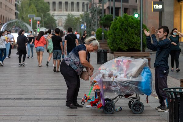 Հարկեր փուչիկներից և լարովի շնիկներից. որոշել են փողոցային առևտուրն էլ հարկային դաշտ բերել Հարկեր փուչիկներից և լարովի շնիկներից. որոշել են փողոցային առևտուրն էլ հարկային դաշտ բերել - Sputnik Արմենիա