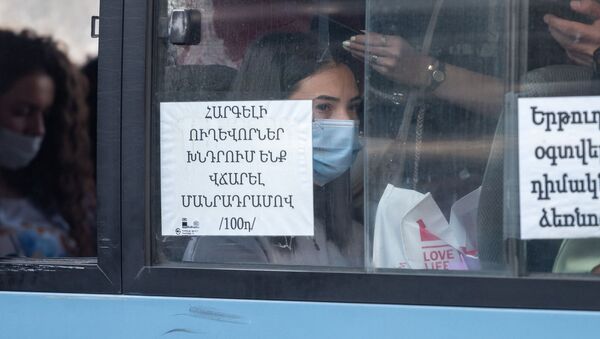 Перегруженный автобус на остановке в Ереване - Sputnik Արմենիա