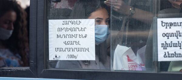 Перегруженный автобус на остановке в Ереване Перегруженный автобус на остановке в Ереване - Sputnik Արմենիա