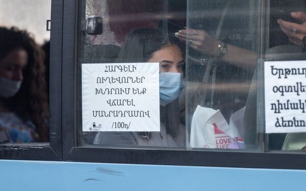 Перегруженный автобус на остановке в Ереване - Sputnik Армения
