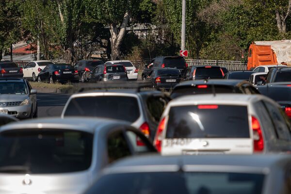 Խցանված Երևանն ու դիմակավոր ուղևորները. ինչպե՞ս փրկել կորոնավիրուսից փրկվածներին Խցանված Երևանն ու դիմակավոր ուղևորները. ինչպե՞ս փրկել կորոնավիրուսից փրկվածներին - Sputnik Արմենիա