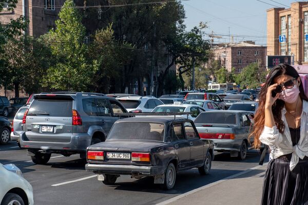 Перегруженное движение на улице Агатангегоса - Sputnik Армения