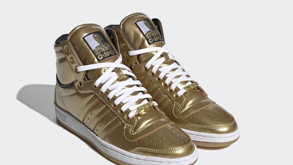 Инвестиция в гардероб: золотые кроссовки Adidas, посвященные дроиду из «Звездных войн» - Sputnik Армения
