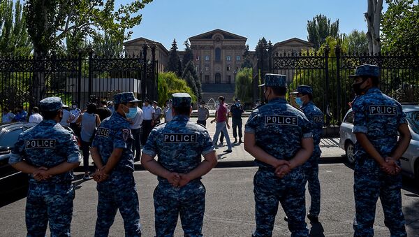 Сотрудники полиции перед зданием Национального собрания Армении (16 сентября 2020). Еревaн - Sputnik Армения