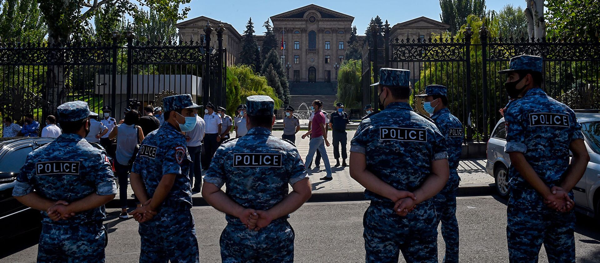 Сотрудники полиции перед зданием Национального собрания Армении (16 сентября 2020). Еревaн - Sputnik Армения, 1920, 10.05.2021