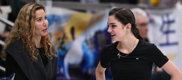 Евгения Медведева и тренер Этери Тутберидзе  - Sputnik Армения