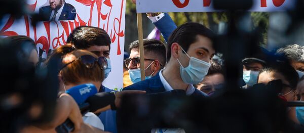 Руководитель фракции Луйс совета старейшин Еревaна Давид Хажакян на акции протеста против министра науки, образования, культуры и спорта Араика Арутюняна перед зданием Национального собрания Армении (16 сентября 2020). Еревaн - Sputnik Արմենիա