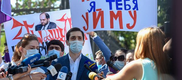 Руководитель фракции Луйс совета старейшин Еревaна Давид Хажакян на акции протеста против министра науки, образования, культуры и спорта Араика Арутюняна перед зданием Национального собрания Армении (16 сентября 2020). Еревaн - Sputnik Армения